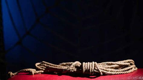 homem amarrado na cama|Shibari: como é a técnica erótica de amarração para gerar prazer。